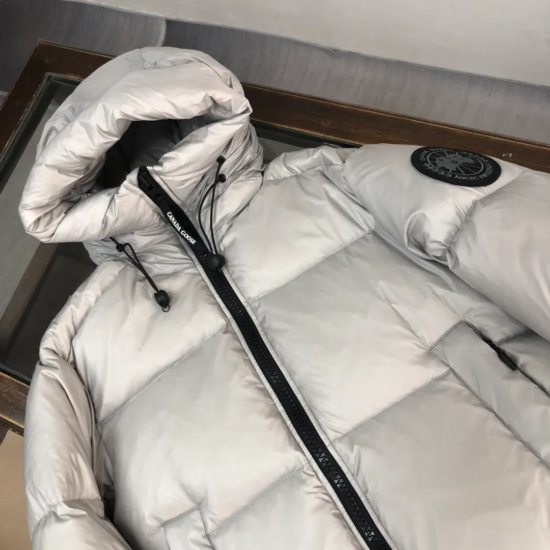 P880 Canada Goose/Canada Goose 2023 limited new Crofton bread down jacket for men and women] Exclusive design concept on the entire network: Canadian brand Canada Goose has always been recognized as the warmest down jacket, and various IS celebrities, Internet celebrities, and celebrities often wear it for street photos. I make Canada Goose every year, but I still can’t get rid of my love for the big geese. No matter how cold the days are, there is no need to be afraid, because there are big geese! Filled with 90% white duck down, Canada Goose is the legendary warmest down jacket and is known as a must-have for Arctic outdoor sports! The most popular down jacket in the world, celebrities are rushing to buy it, it is a must-have! Fabric + Features: ✅ Made of Japanese thermal fabric, with good thermal insulation performance, waterproof and windproof. Wear a hat when going out in the rainy season to keep warm and keep out the rain. ✅ It is filled with 90% international white duck down. The filling amount is much more than any other clothes on the market. Only in this way can it be full and the touch will be very soft. ✅ The original custom-made fabric is made of recycled Feather-Light tear-resistant fabric, which is ultra-light and has no weight-bearing feeling on the upper body and ensures the feel and bulkiness. The interior is made of nylon ylon double-layer sealing design, which will not cause any velvet leakage. The cold-proof effect is as high as level 4. ✅ The zipper is customized from Yoshida YKK factory, with clear engraving and perfect smooth texture. ✅Stand-collar hooded drawstring design achieves double warmth retention effect. ✅The inner ➕ has a waistband design and the waistband has logo embroidery to fit the body better and provide double windproof effect. ✅All accessories are 1:1 original factory. ✅ Imported Behringer embroidery machine to customize the 10,000-needle embroidery logo, 100% restored to the original product. ✅ Collar label, washed label, hang tag, zipper cord, pocket label, back label, collar velvet, Velcro fasteners, all details of the cuffs are authentic, and the hang tags and anti-counterfeiting labels are complete ✅ The cuffs are made of thickened seamless threads, which are warm and comfortable. Craftsmanship: Crofton loaf, the latest style in 2023, with cold protection effect up to level 4, made of recycled Feather-Light tear-resistant fabric, ultra-light, and no weight-bearing feeling on the upper body! The unique black label highlights your temperament‼ ️Color: black silver gray Size: S～XXL